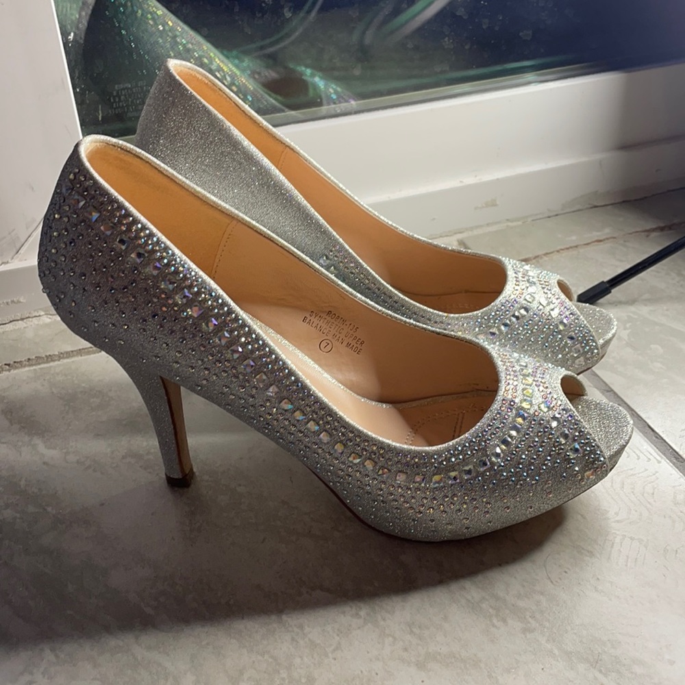 Women’s size 7 silver heels